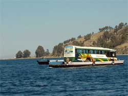 Overvaren op het Titicaca meer