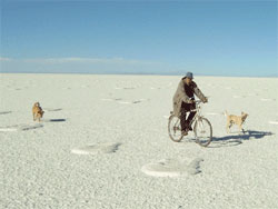 fietsen over de Salar de Uyuni